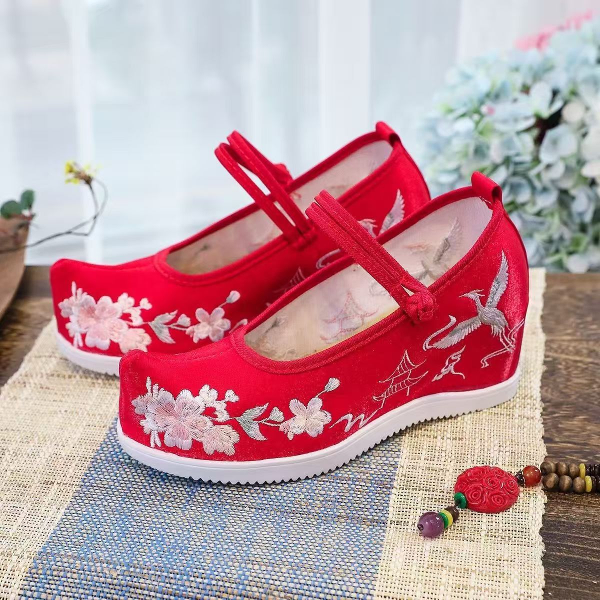 Embroidery Wedding - รองเท้าผู้หญิงแบบมีปักลายด้านใน พื้นหนา กันลื่น หัวรองเท้าทรงโค้ง สไตล์ชาติพันธุ์ รองเท้าฮันฝู