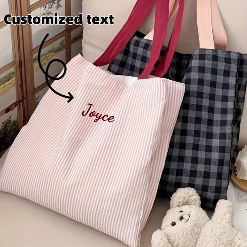Embroidery Name - กระเป๋าผ้าแคนวาสลายสก๊อตปักชื่อได้ กระเป๋าสะพายไหล่ลำลองสำหรับผู้หญิง กระเป๋าถือช้อปปิ้งสไตล์เกาหลี ของขวัญแฟชั่นสำหรับนักเรียน