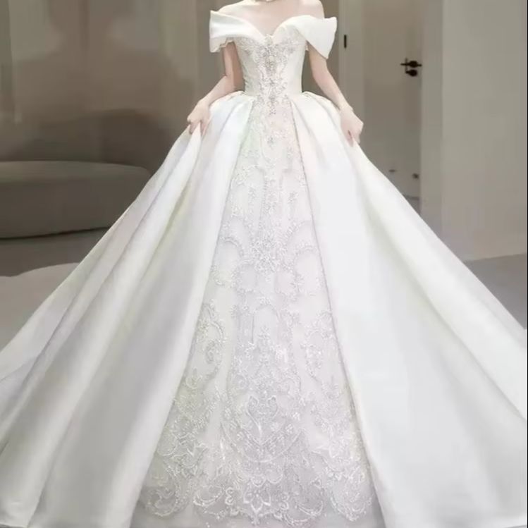 Embroidery Wedding - ชุดแต่งงานสุดหรูแบบเปิดไหล่ คอพับ ประดับลูกปัดหนัก ปักลายลูกไม้ ผ้าซาติน กระโปรงทรงบอลกาวน์