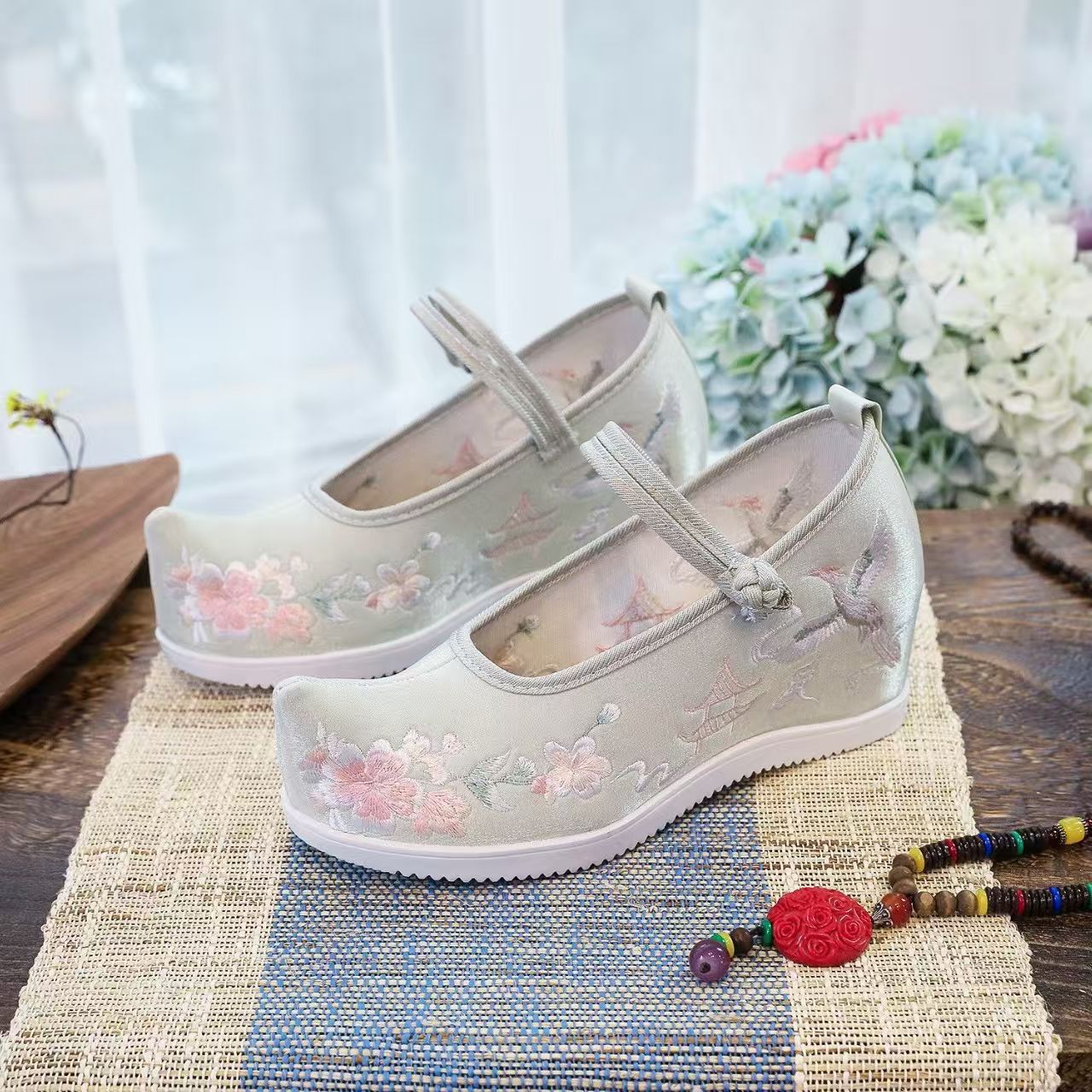 รองเท้าผู้หญิงแบบมีปักลายด้านใ - Embroidery Wedding บทวิจารณ์และราคา